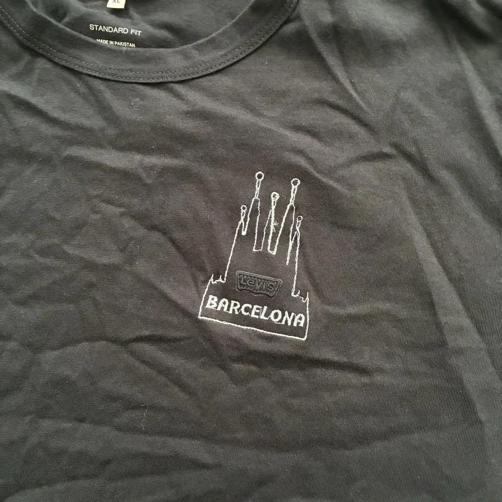 Levi's Men's XL Black Barcelona Graphic Short Sleeve T-Shirt